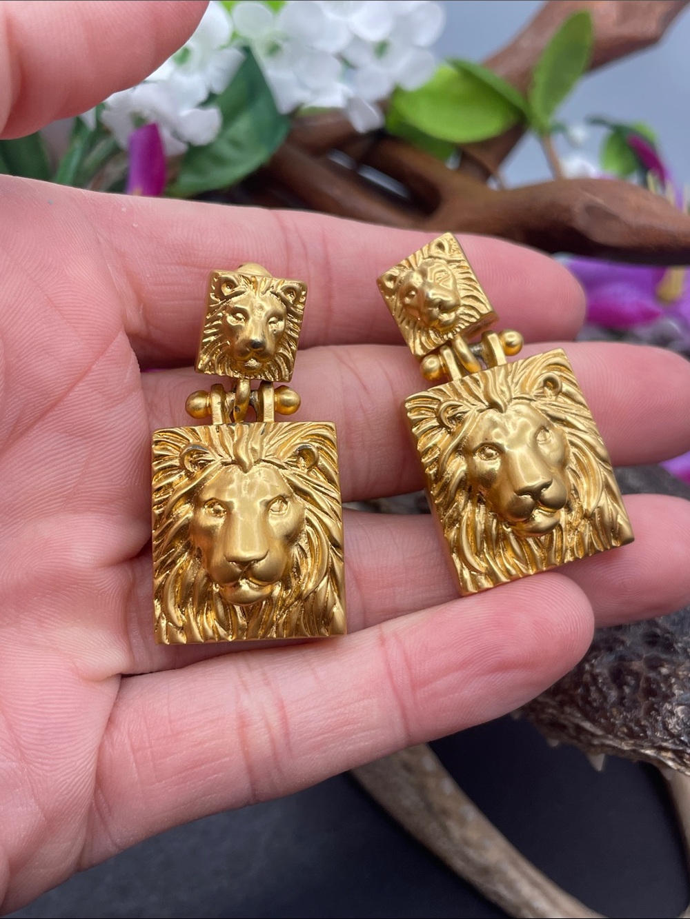 ***SOLD***Ann Klein lion clip on earrings - Picture 3 of 5